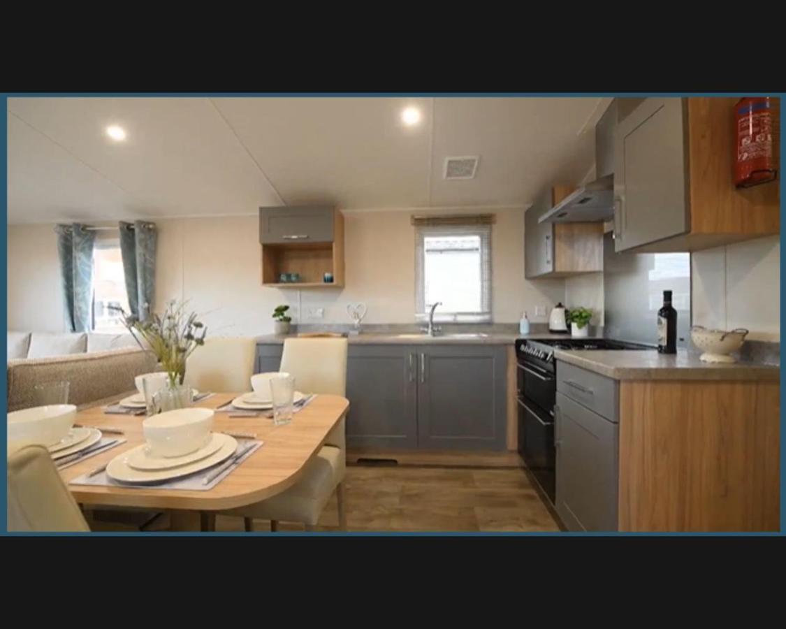 Вилла Exotic 3-Bed Caravan At Newquay Holiday Park Экстерьер фото